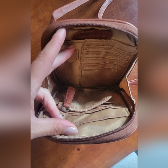 Osgoode Marley RFID leather minimalist bag. - Picture 4 of 5